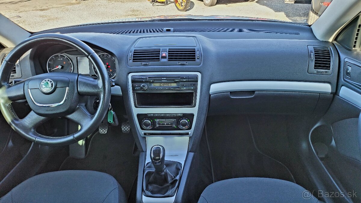 Škoda Octavia Combi 1.6 MPi Tour benzín - 10