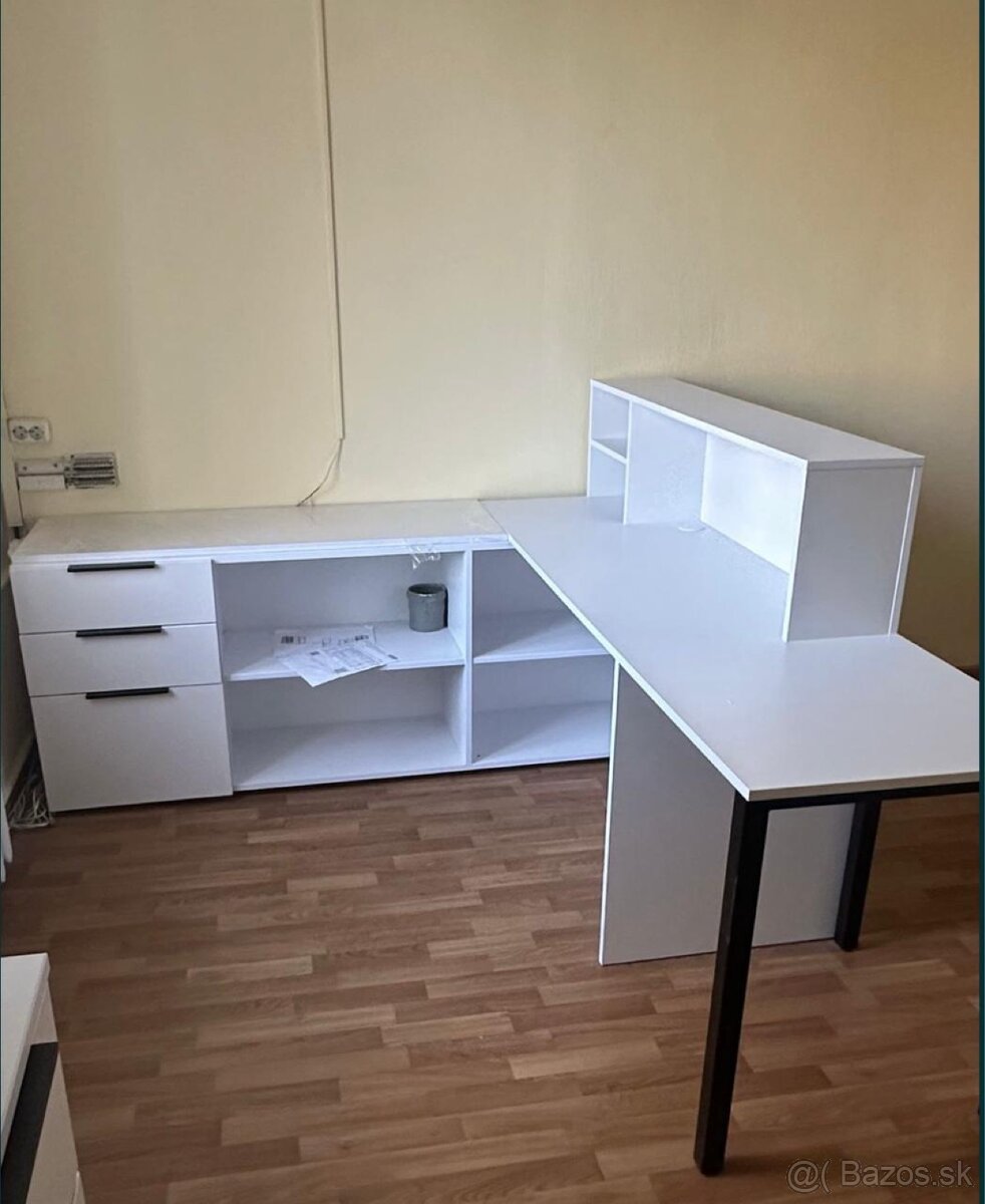 Manikérsky stôl . - 10