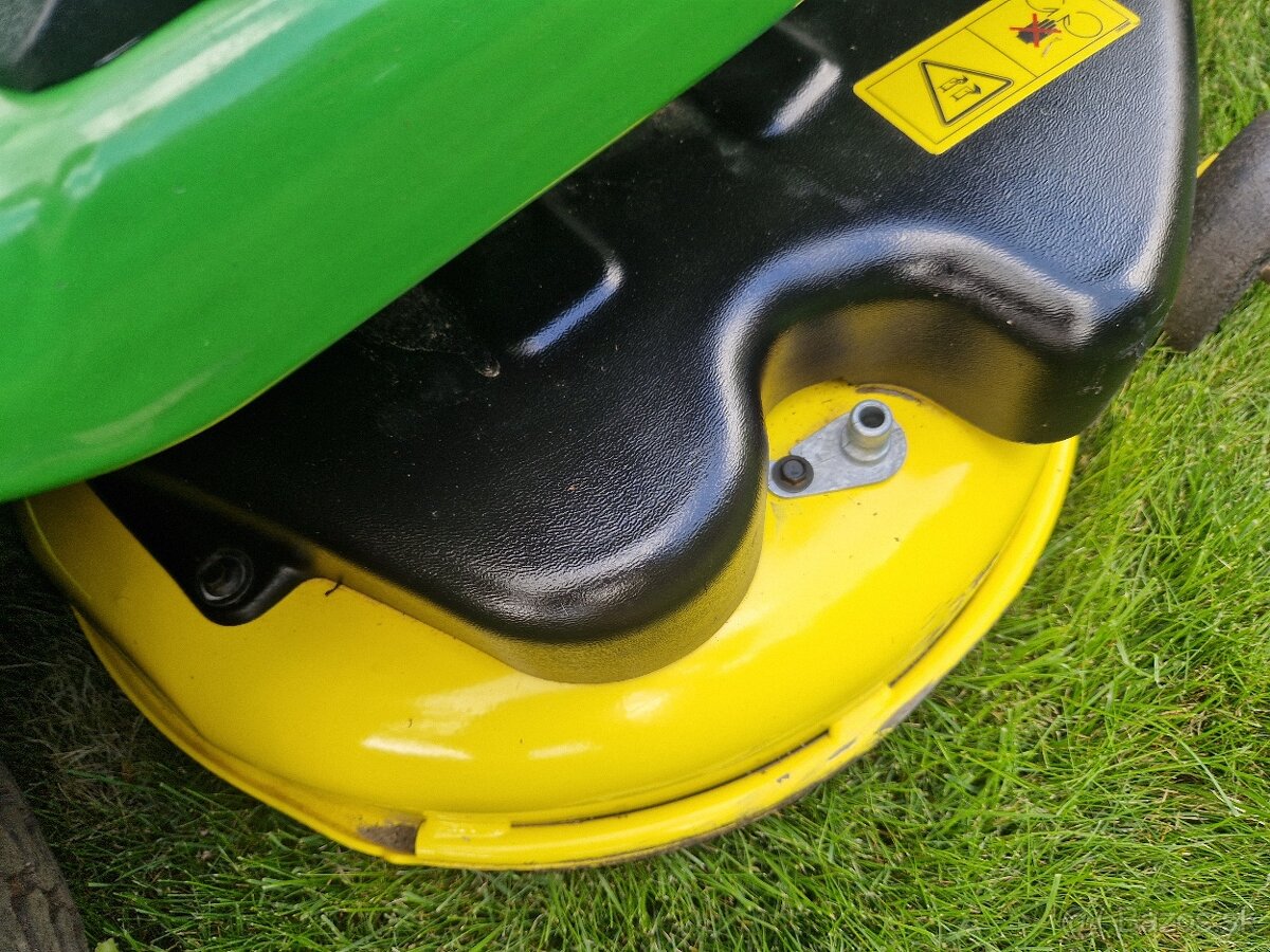 Zahradni Traktor sekačka John Deere X350 r - 10