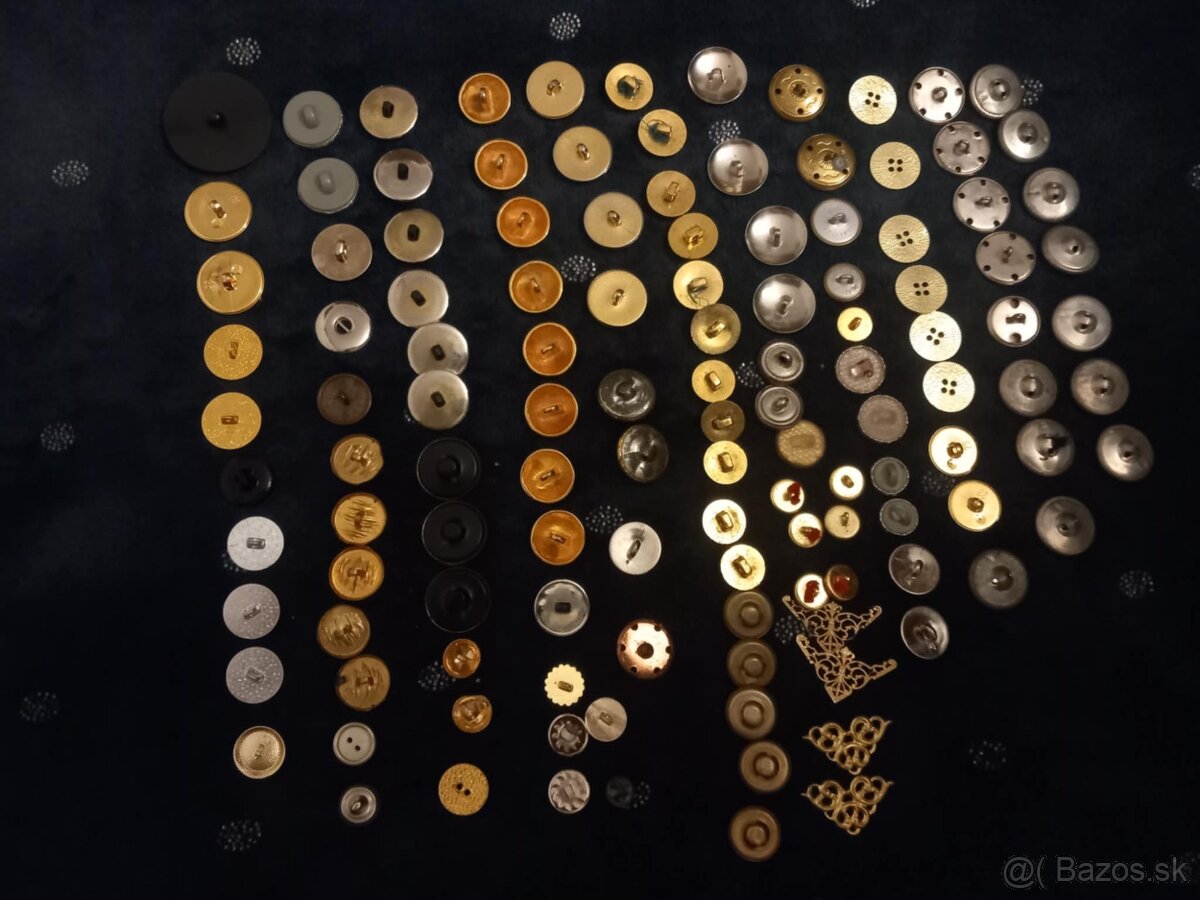 Staré kovové gombíky - 10