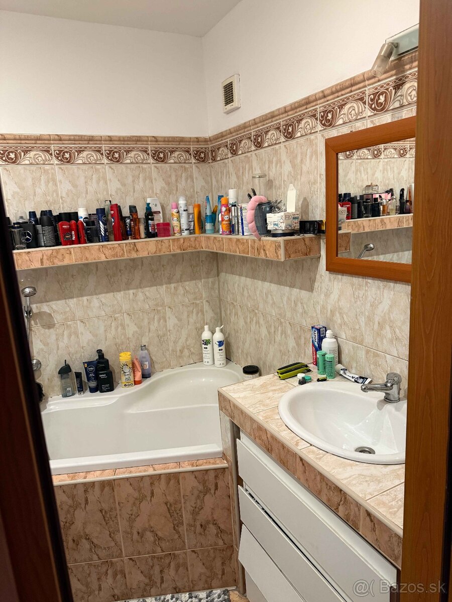 Na predaj: 3-izbový byt - 10