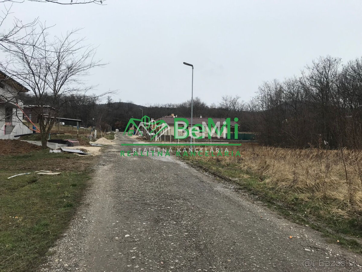 Pozemok Štitáre (800 m2) ,v slepej uličke pod lesom ID 539- - 10