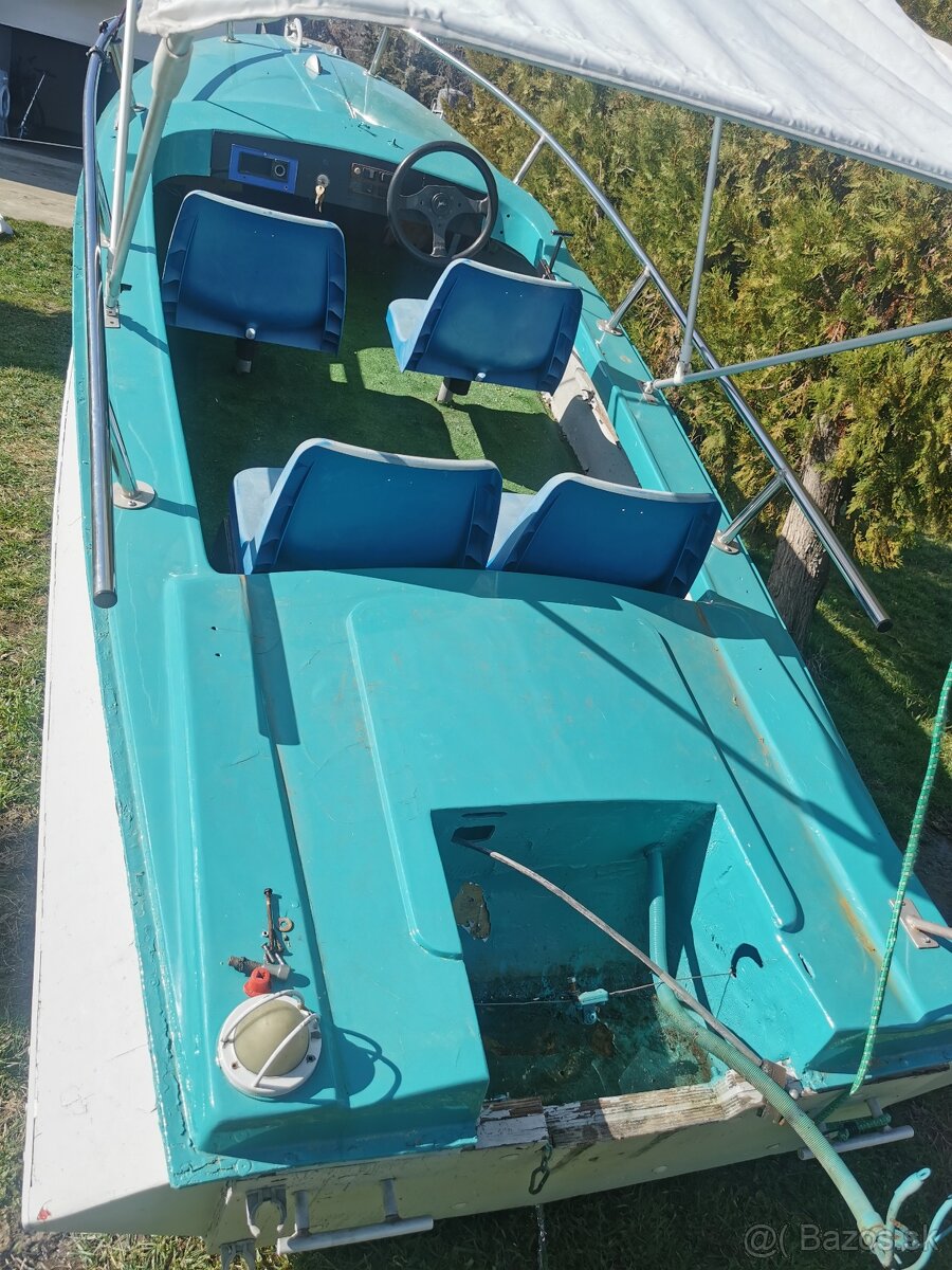 Laminátový motorový čln - 10