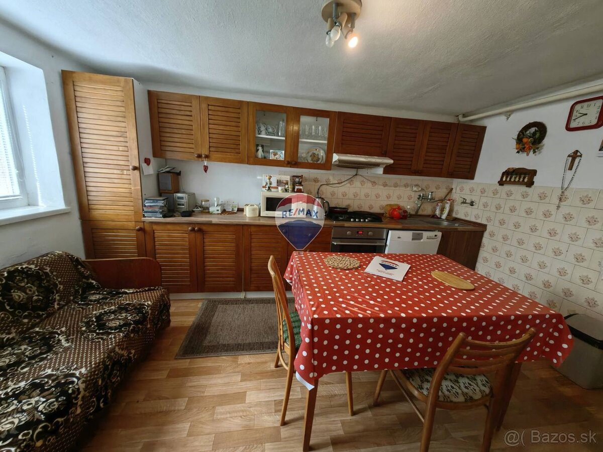 Rodinný dom 4 izb, 2 kuchyne, 2 kúpelne, 260m2, pozemok 936 - 10