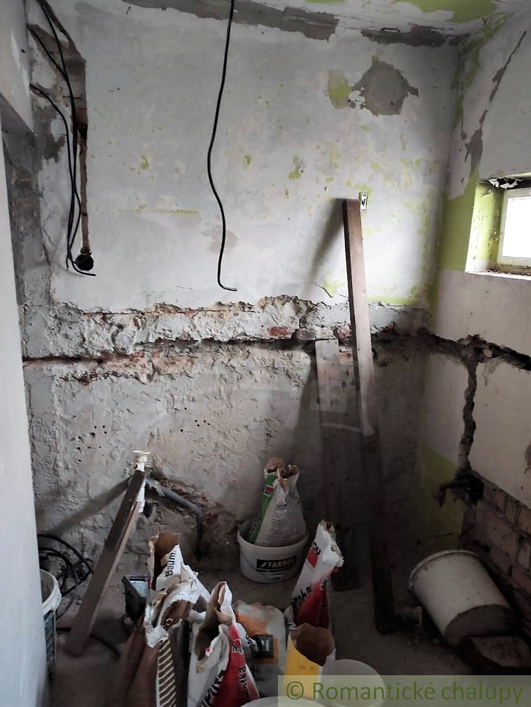 Pozemok 380 m2 so starším domom 55m2 so začatou rekonštruk - 10