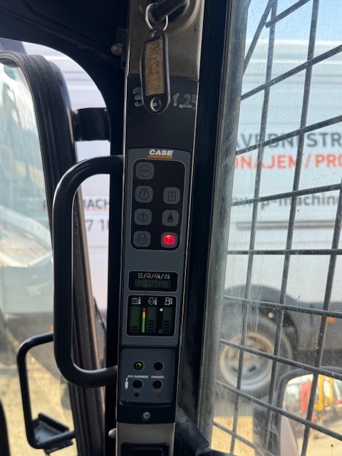 Smykový kolový nakladač Case SV185 - 10