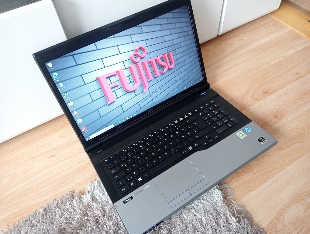 17" Fujitsu Lifebook / Intel core i5 / 256gb ssd / 8gb ram- - 10