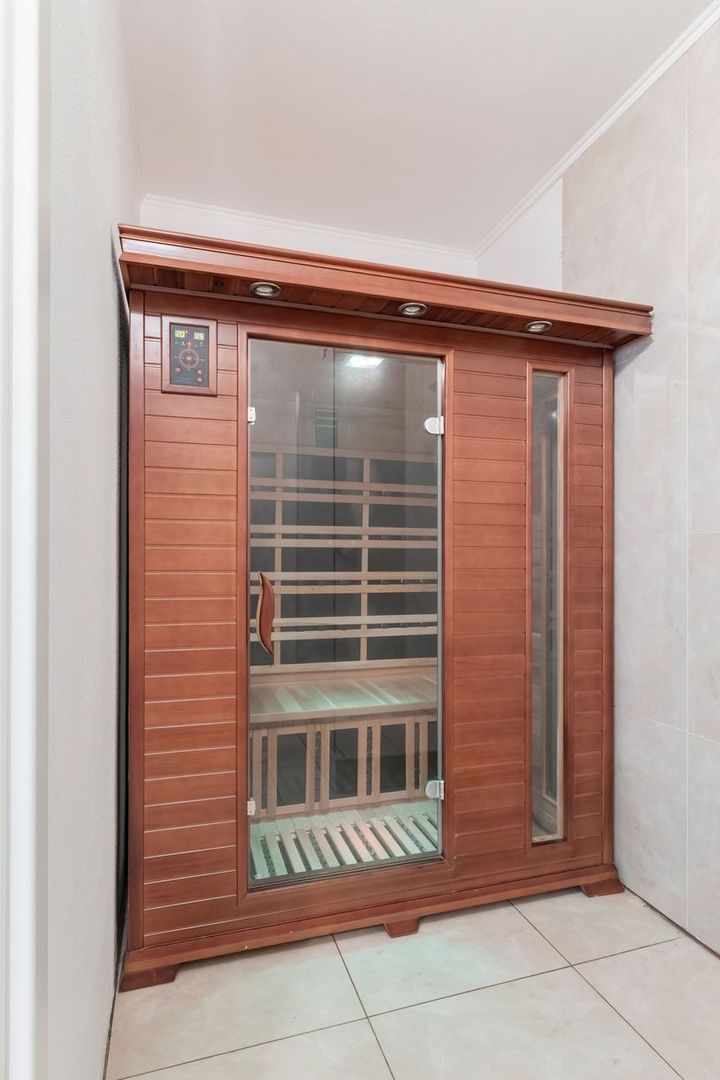 KOMÁROVCE - 4 IZBOVÝ RD 360 M2 SO SAUNOU, POZEMOK 3.629 M2 - 10