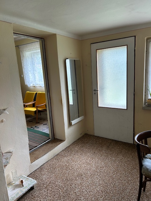 Na predaj: Rodinný dom s veľkým pozemkom v pokojnej lokalite - 10