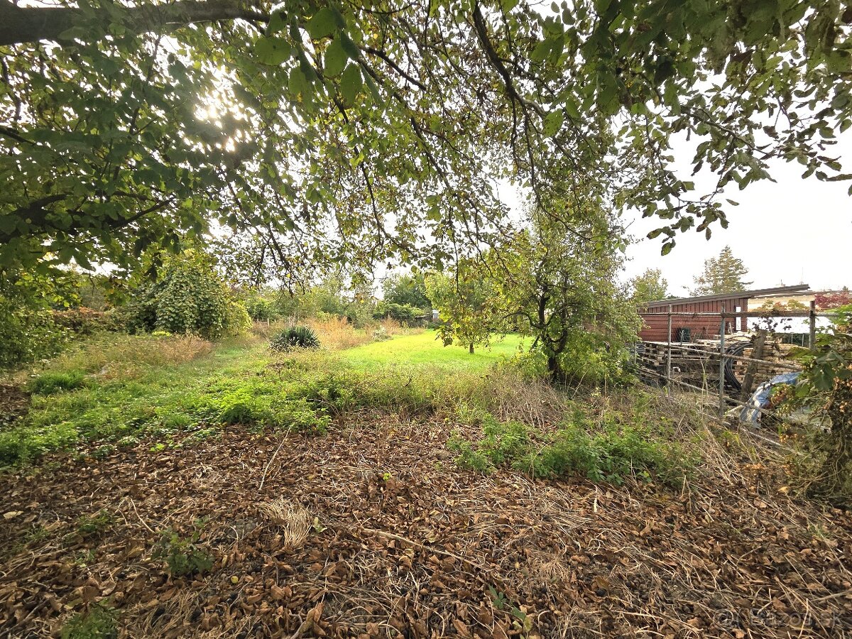 Na predaj priestranný pozemok s rodinným domom v Moste pri B - 10