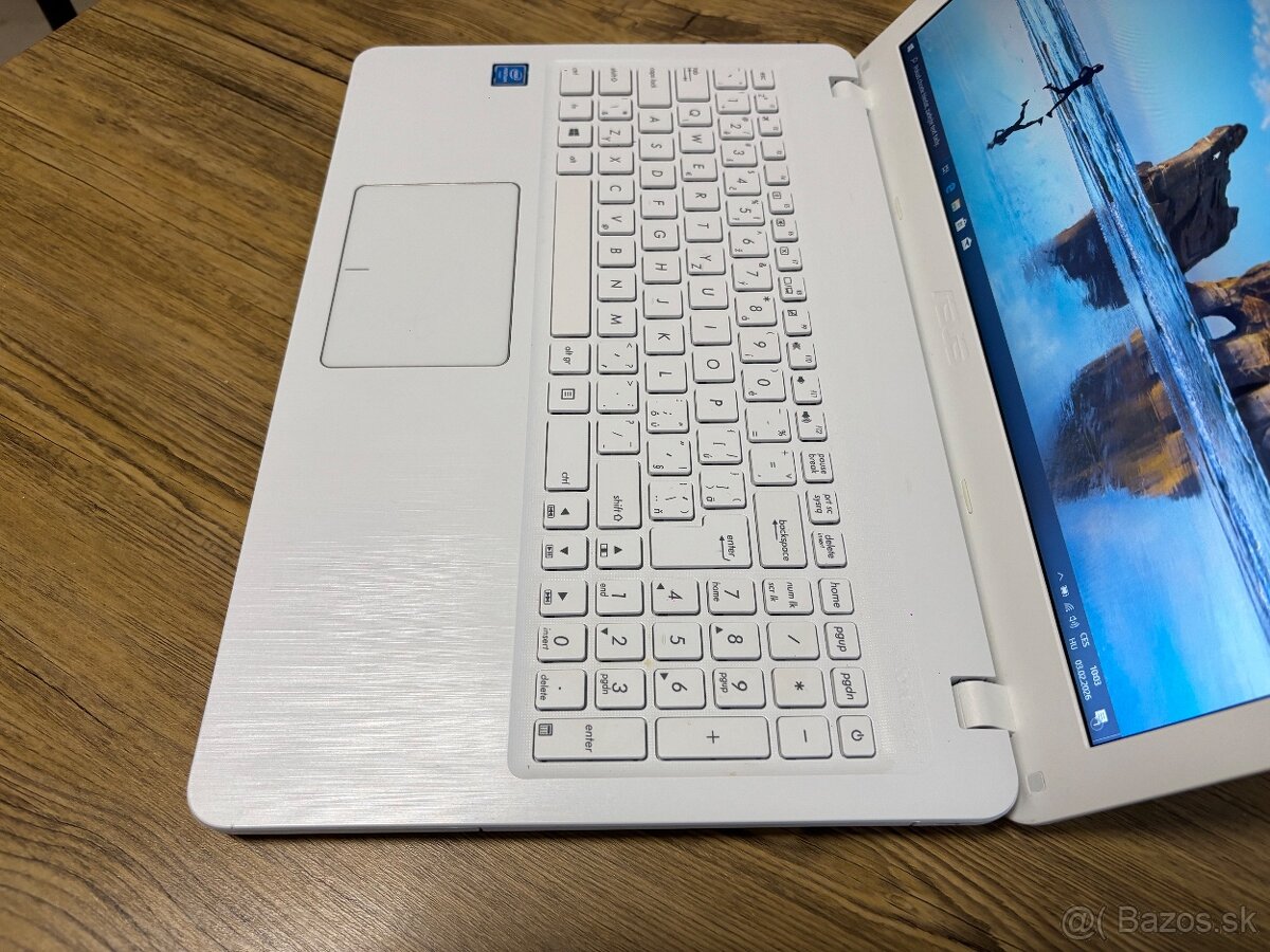 Asus Notebook/4GB RAM DDR4/1TB SSHD/Intel HD 2GB Grafika - 10