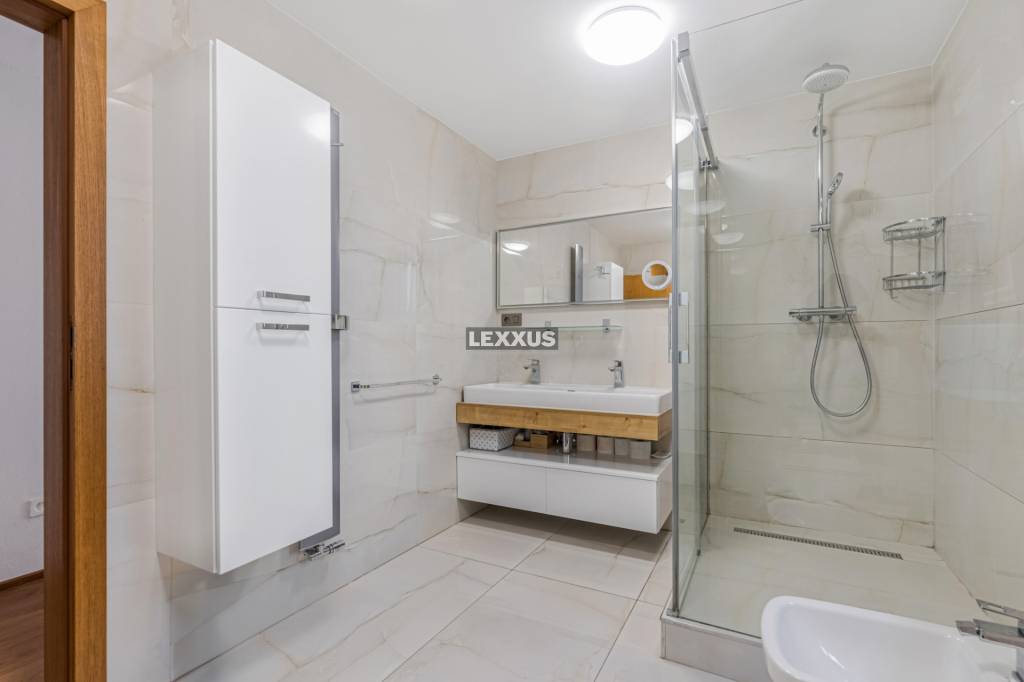 | Veľkorysý 8-izbový rodinný dom s bazénom na Zvončekovej ul - 10