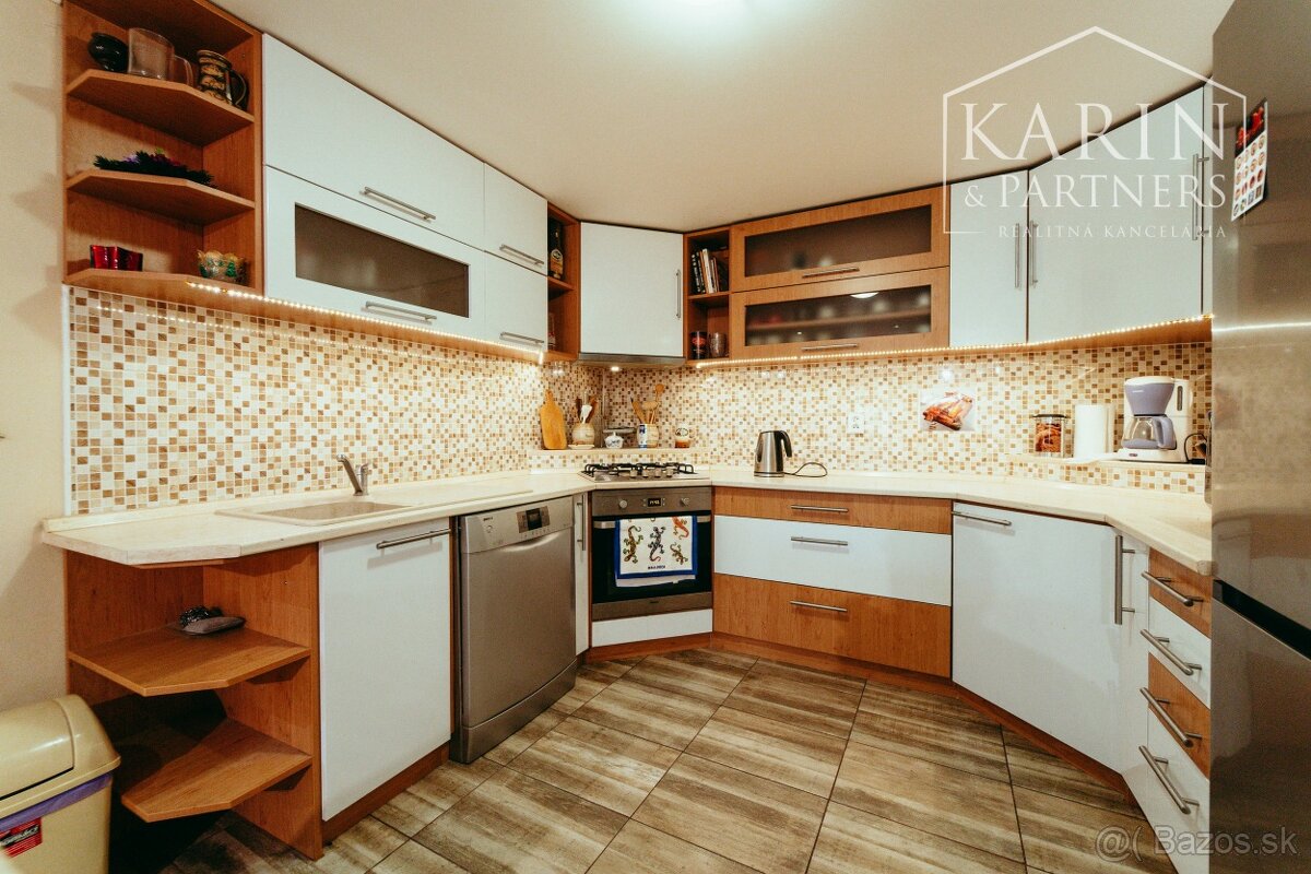 REZERVOVANÉ:3i rodinný dom po rekonštrukcii s krytou terasou - 10