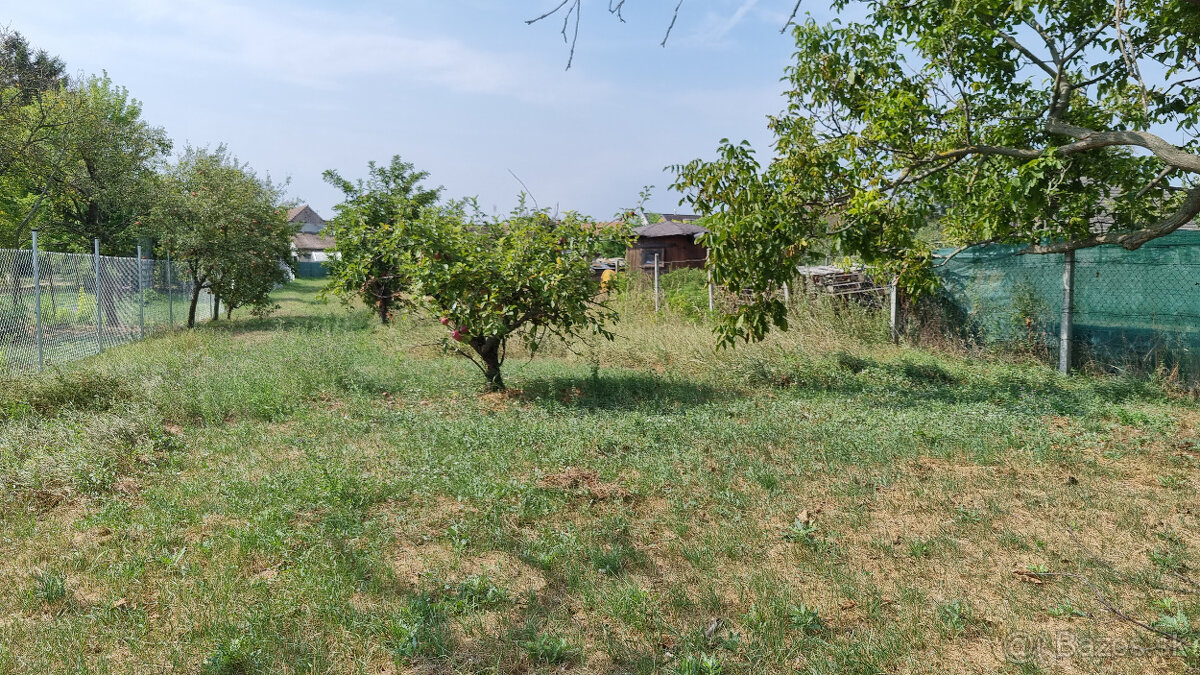 STAVEBNÝ POZEMOK 966 m2 KRAKOVANY + UPI - KÚPOU VOĽNÝ - 10