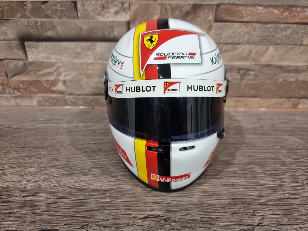 HELMY Ferrari 1:2 Leclerc -orig.podpisy,Sains Vettel - 10