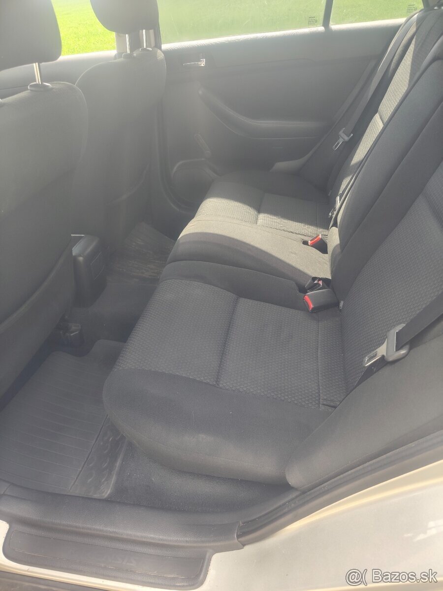 Toyota Avensis Combi 1.6 benzín - 10