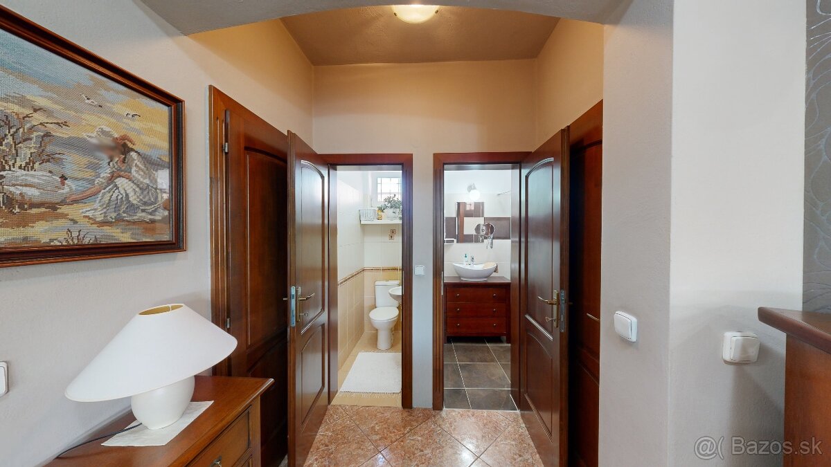 6 izbový rodinný dom s jedinečnou architektúrou,pozemok 1061 - 10