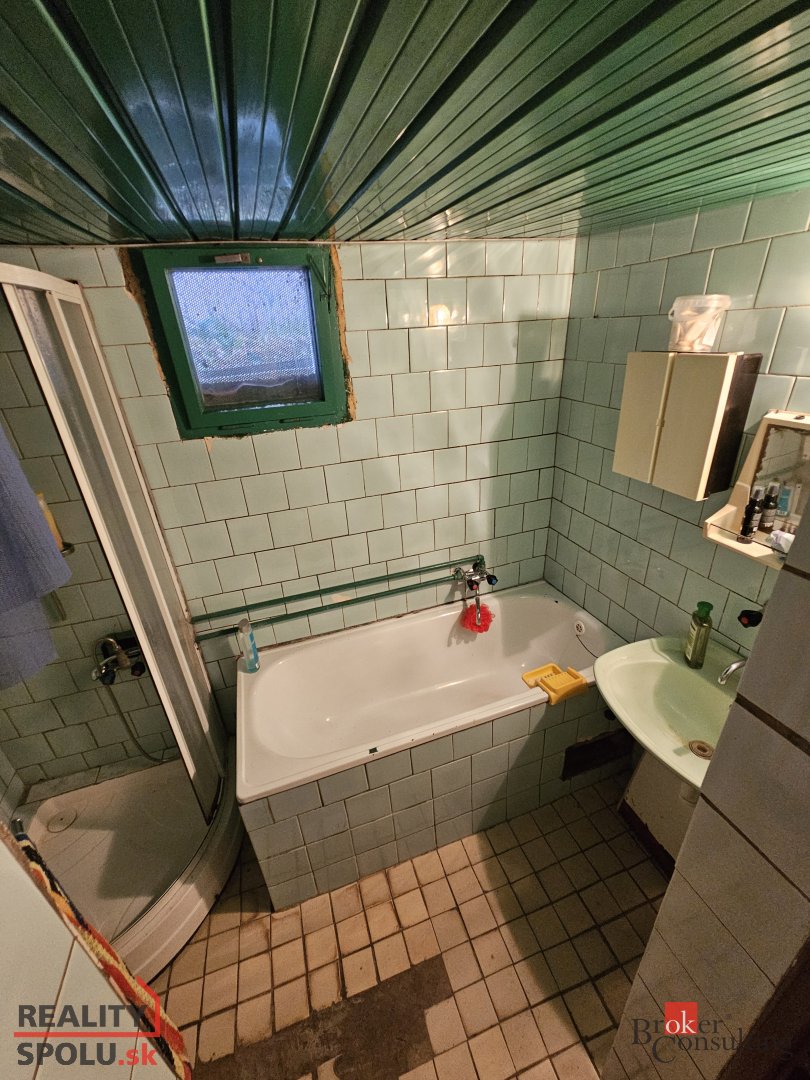 Rodinný dom s veľkou záhradou - 10