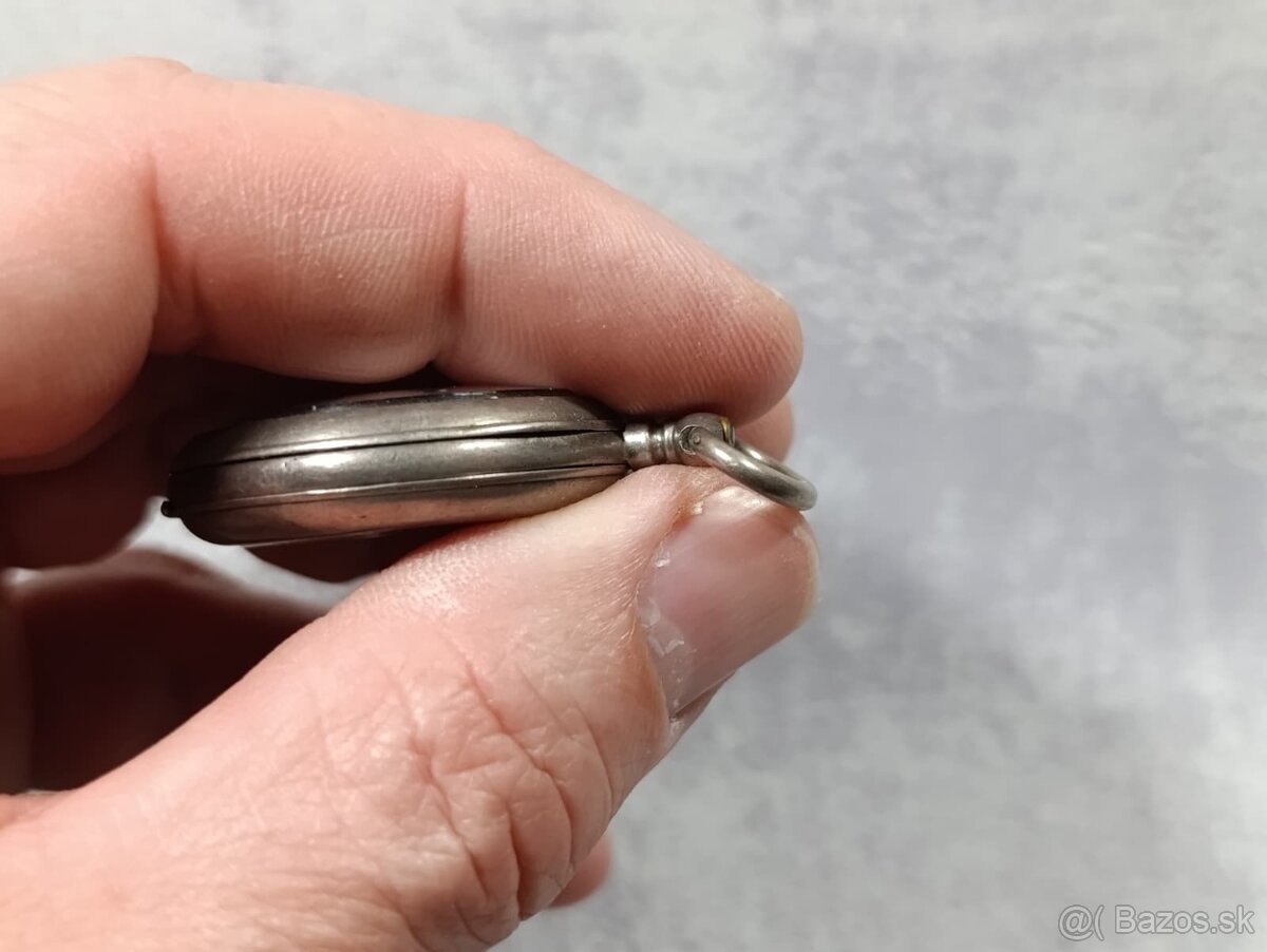 Stříbrné kapesní hodinky - kličovky, gravírované, rok 1885 - 10