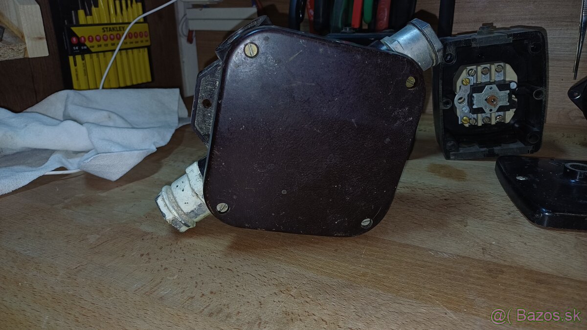 Staré bakelitove elertro veci. - 10