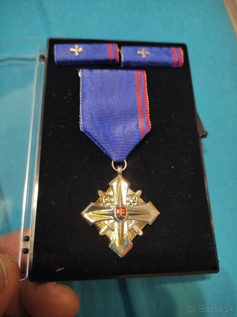 2 odznaky Padakovi specialisti a 2 odznaky za vernosť - 10