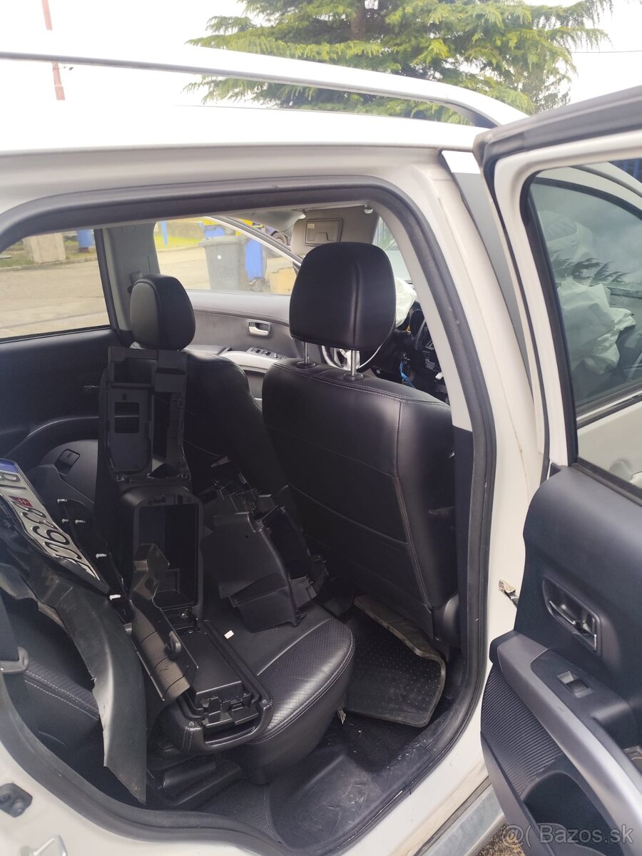 Predám Peugeot 4007 2,2 l. havarovaný. - 10