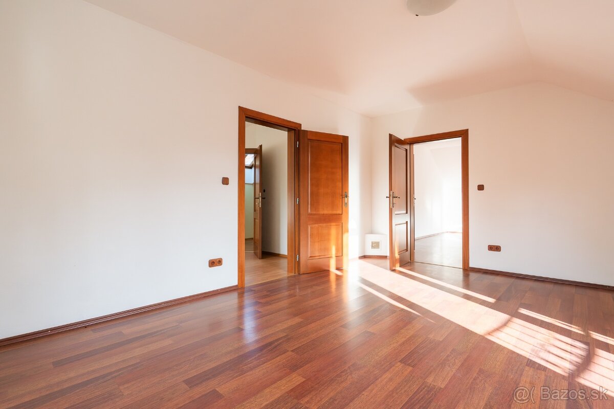 Veľký rodinný dom vhodný aj ako rekreačná nehnuteľnosť - 10