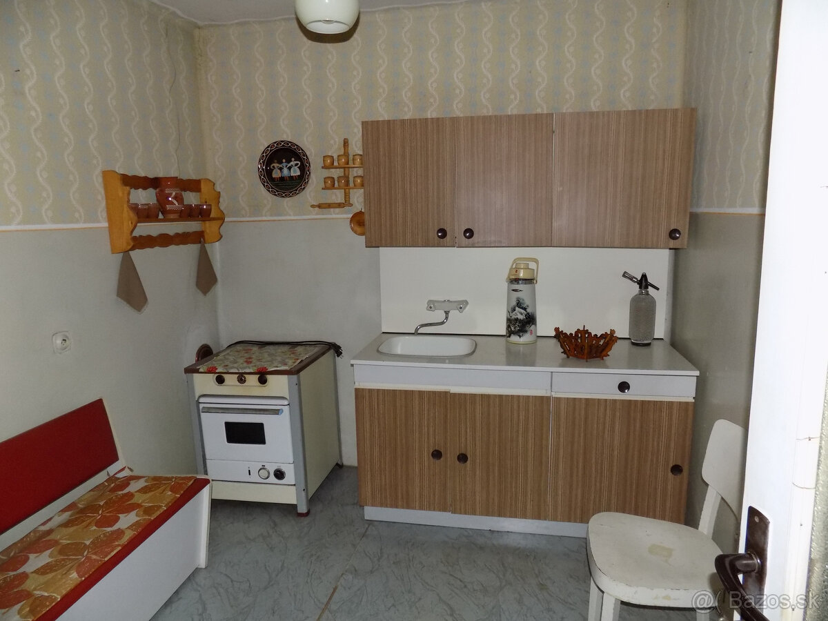 Na predaj chalupa v obci Kuraľany s garážou , pozemok 1536 - 10