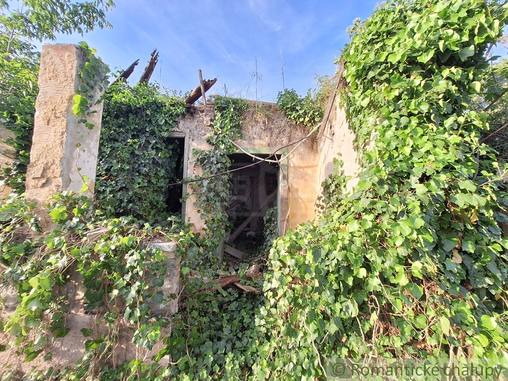 Rovinatý pozemok s pozostatkami domu v podunajskej obci Kr - 10