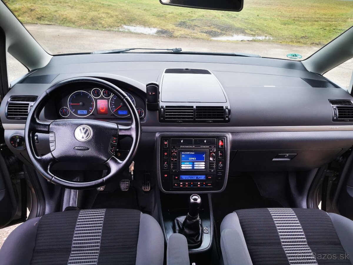 VW SHARAN 2.0TDI 103KW 140PS UNITED NAVI ŤAŽNÉ R17 MOD 2010 - 10