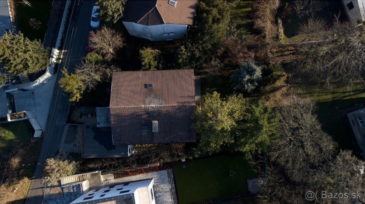 Dvojpodlažný dom Na Hradnom Kopci s dvojgarážou Staré Mesto - 10