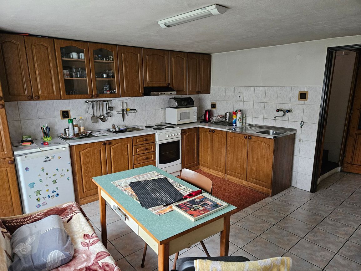 PREDAJ: Priestranný 2-generačný rodinný dom s potenciálom a - 10