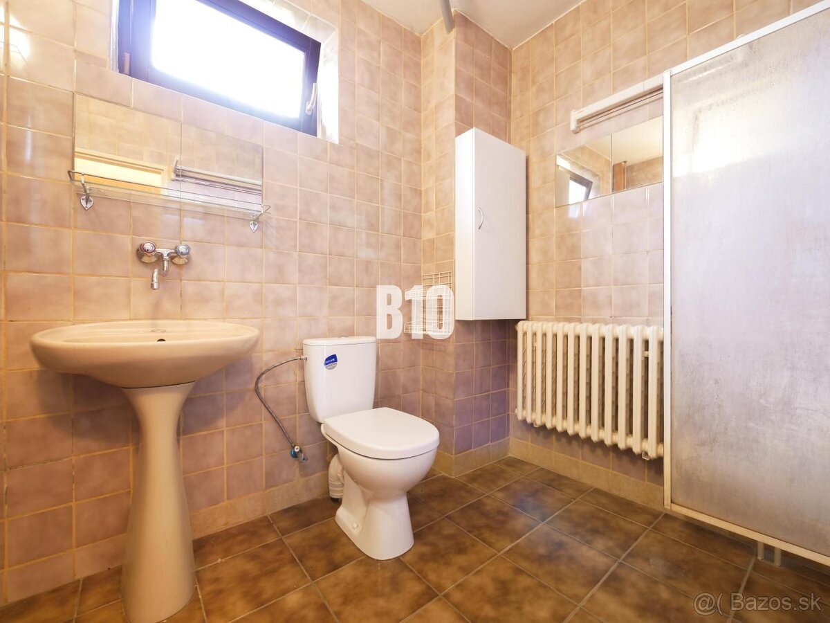 Priestranný rodinný dom s garážou na veľkom pozemku v obci V - 10