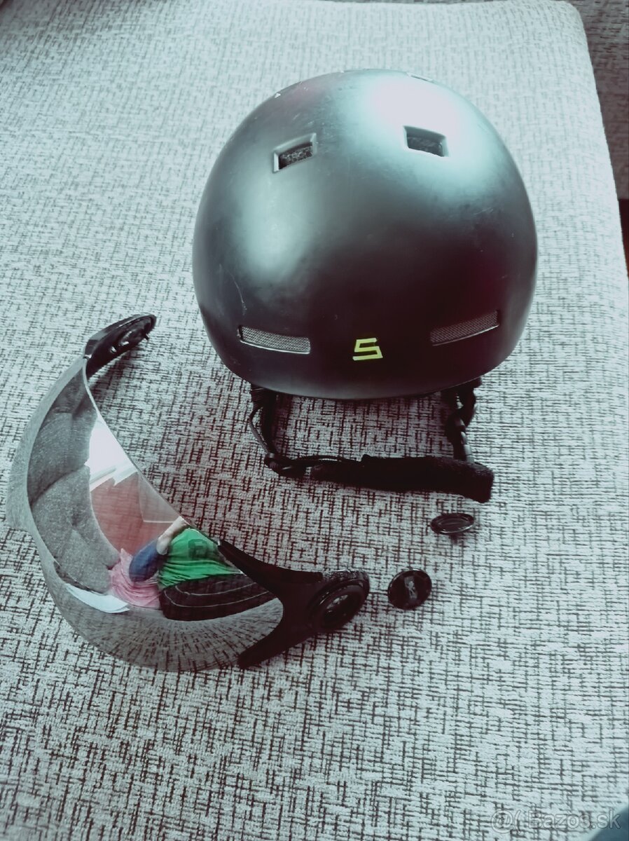 Predám Lyžiarska prilba so štítom - 10