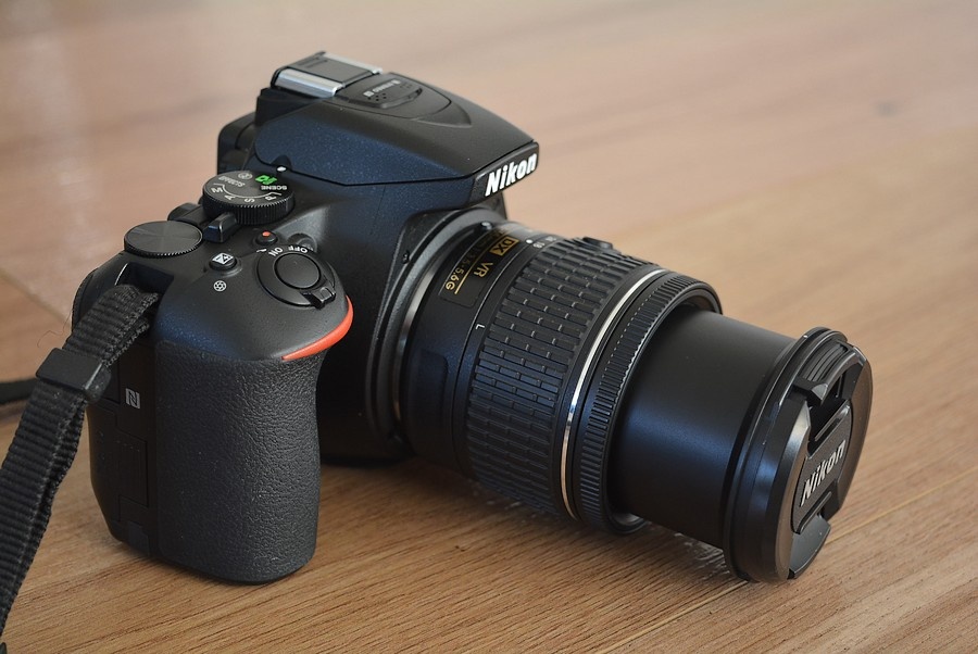 Nikon D5600 wifi BT - dotyk.dis. - VR objektiv AF-P 13tis.sn - 10