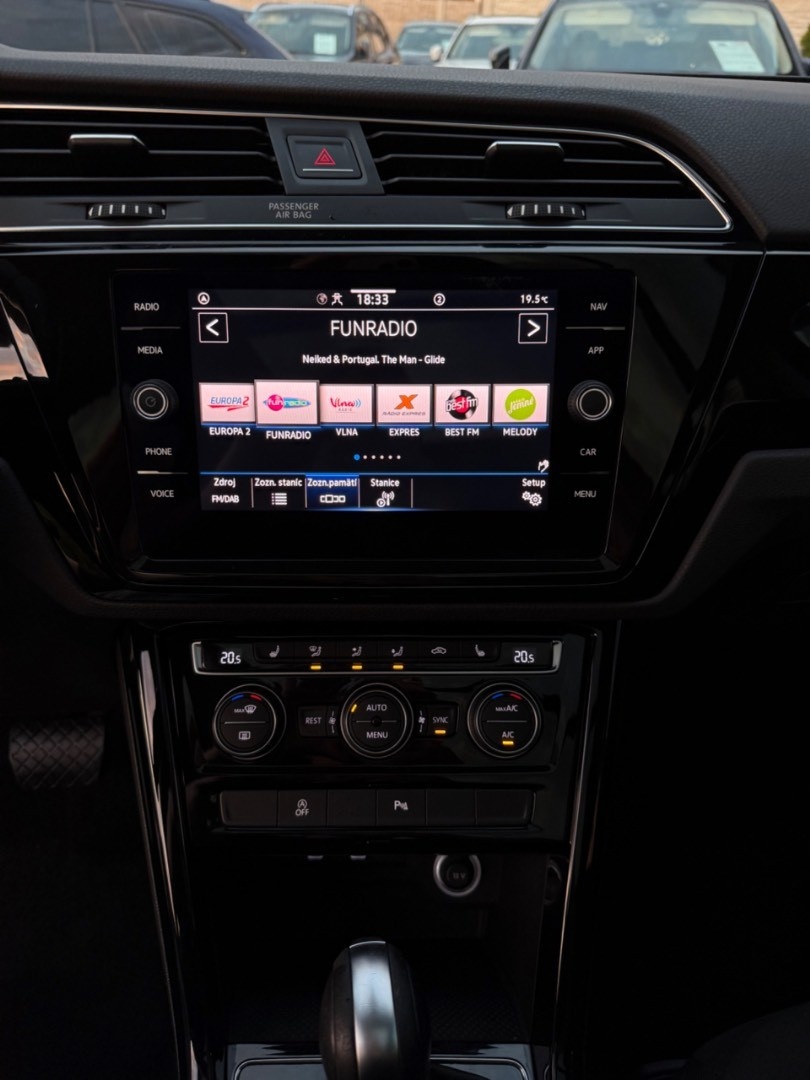 Volkswagen Touran 2.0TDi DSG Highline 7MIESTNY Ťažné - 10