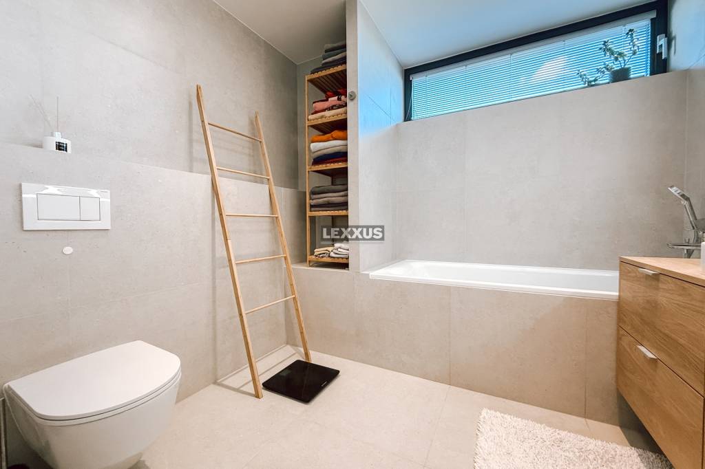 | Dizajnový 3 izbový byt s 2 terasami a garážou na Kolibe - 10