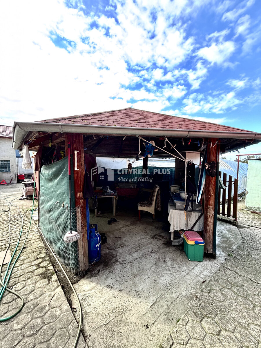 Ponúkame Vám na predaj rodinný dom s veľkým pozemkom v meste - 10