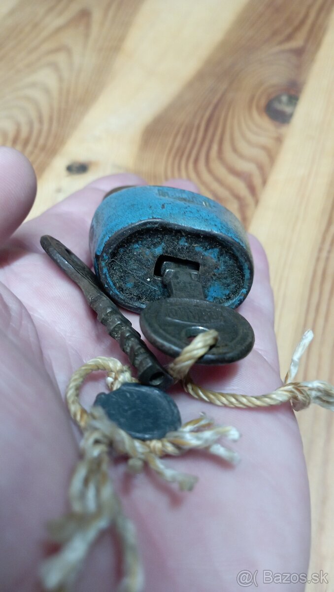 Starý visiaci zámok.. - 10