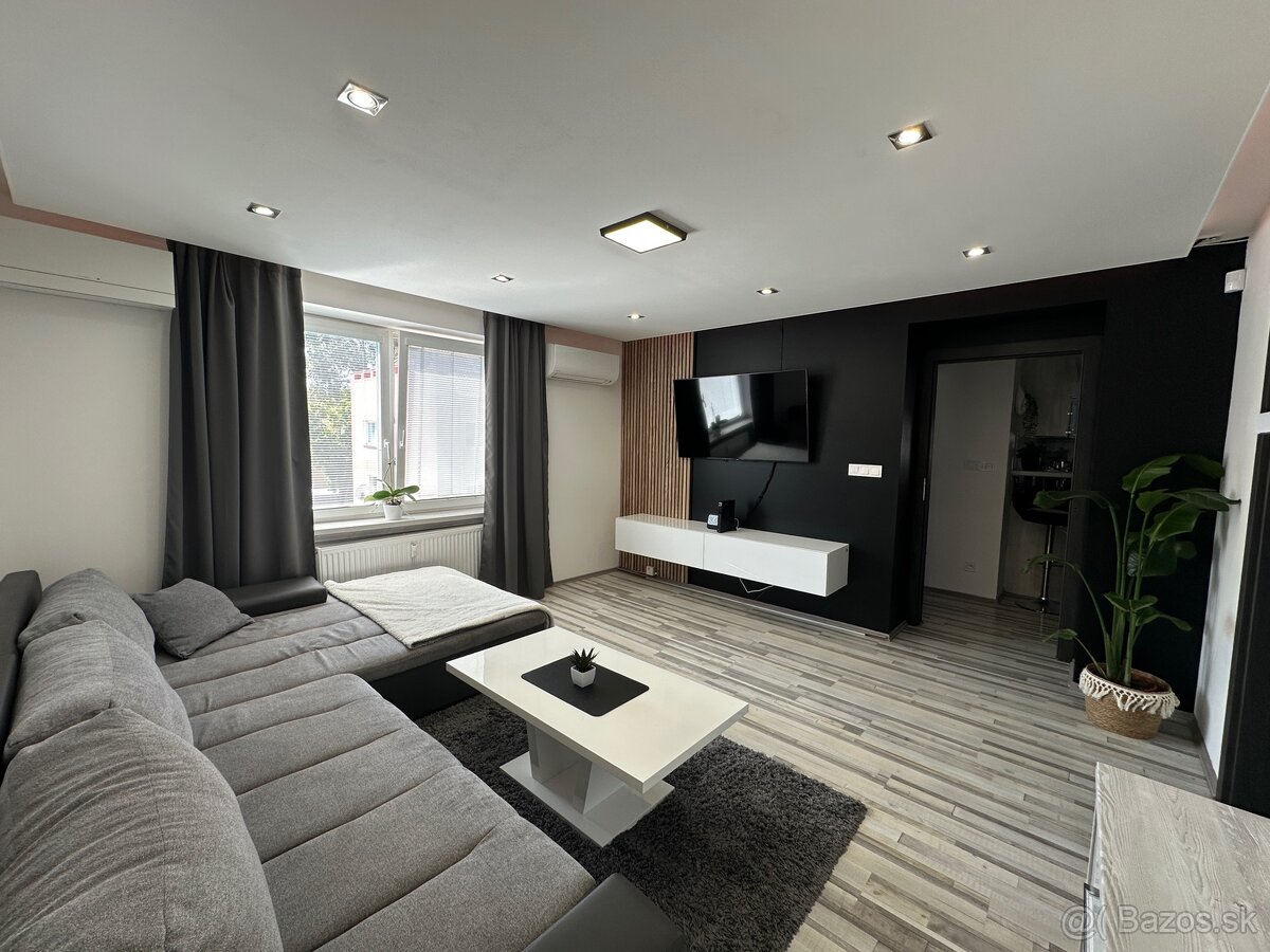 Na prenajom 2 izbový kompletne zrekonštruovaný byt v Komárne - 10