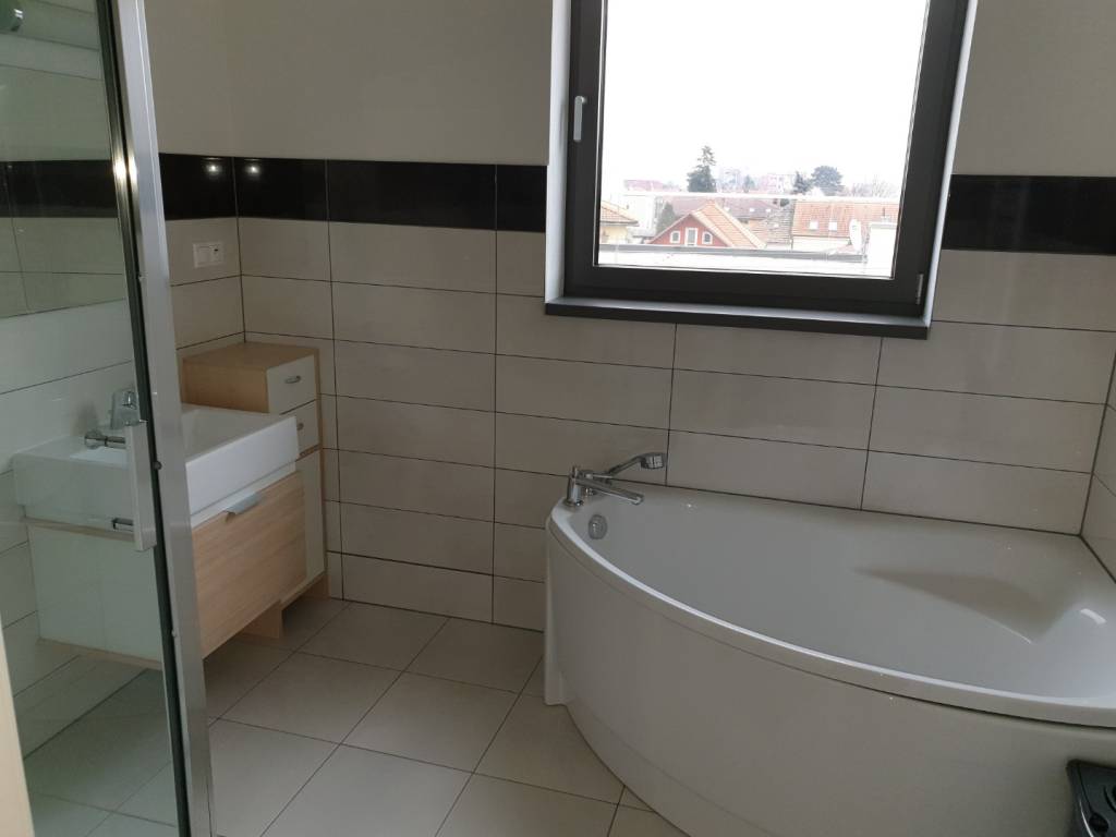 PRENÁJOM - 3 izbový byt v centre mesta s veľkou terasou - NI - 10