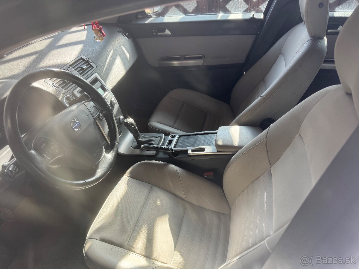 VOLVO V50 2.0 100kw diesel M6 model 2009 - 10