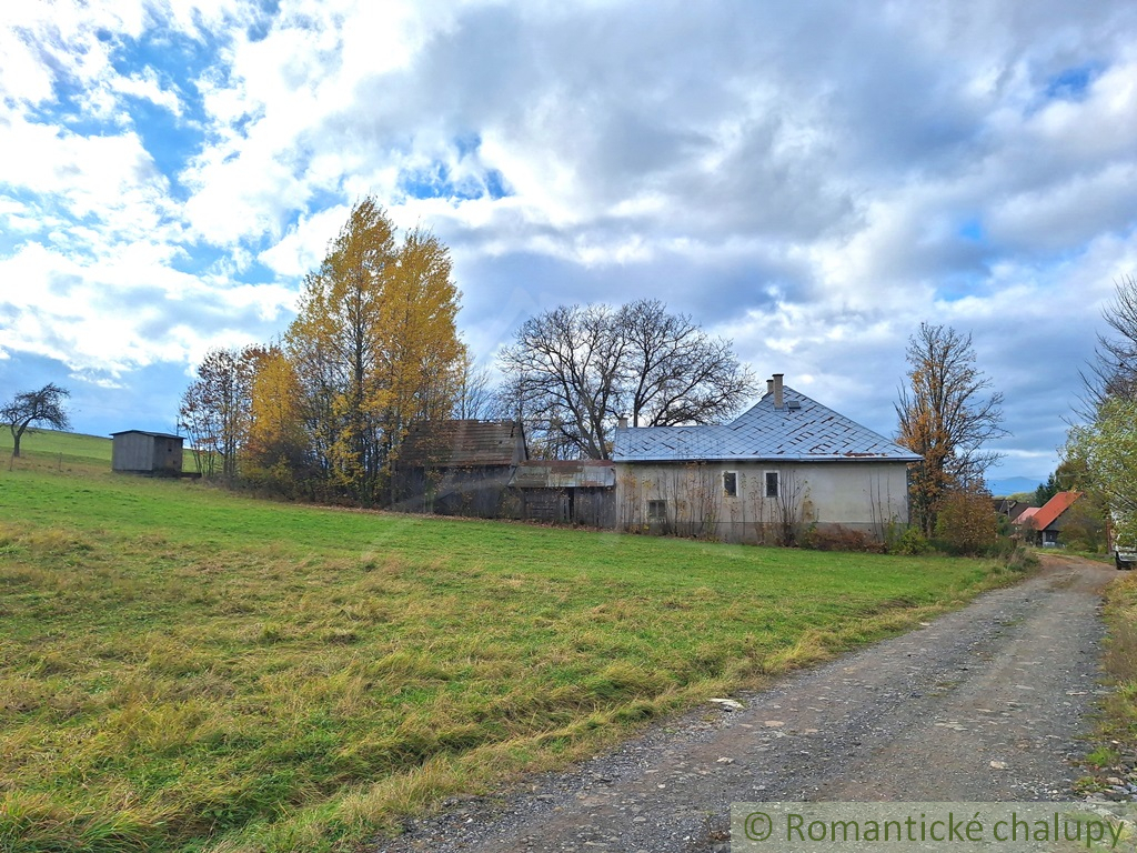 Dom v pôvodnom stave na krásnom pozemku (2130m2) v malej d - 10