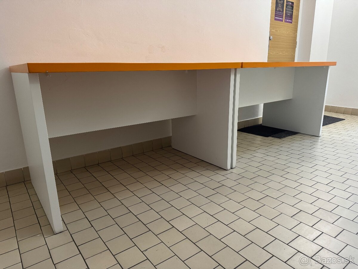 Prodán dva kancelářské stoly a věšák na zeď. - 10