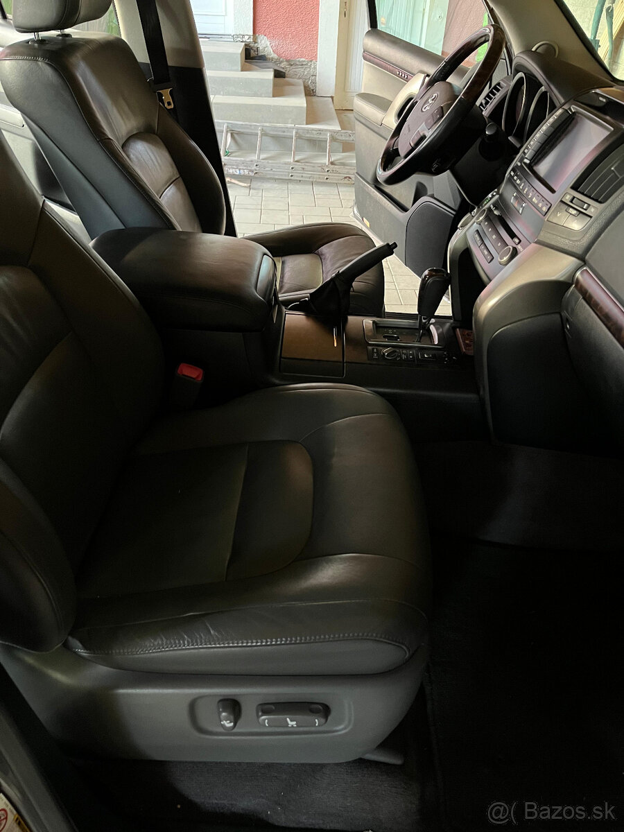 TOYOTA LAND CRUISER 200 - 10