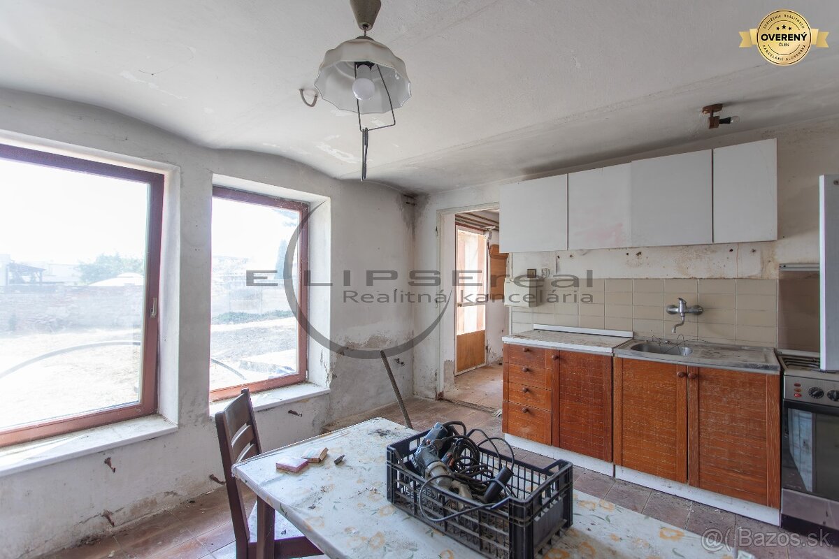 NA PREDAJ starší 3-izbový rodinný dom v Lábe - pôvodný stav - 10