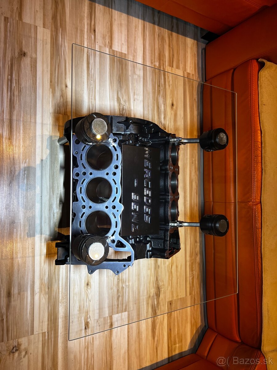 Stôl z motora Mercedes-Benz V6 - 10