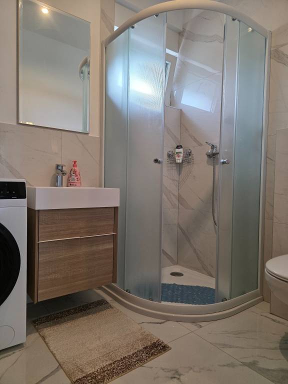 CHORVÁTSKO - 3 izbový apartmán v novostavbe 140 m od mora- V - 10