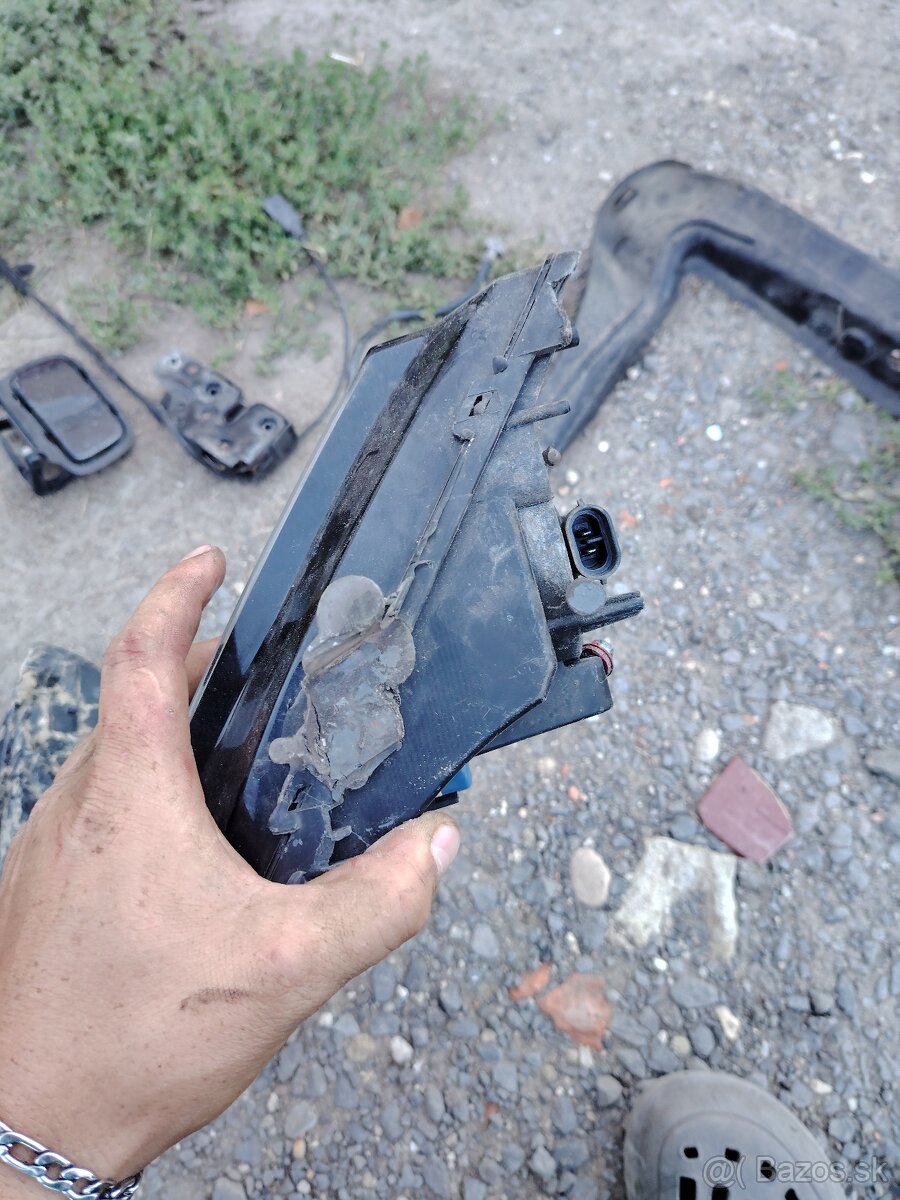 Predám náhradné diely audi a4 b8.5 facelift - 10