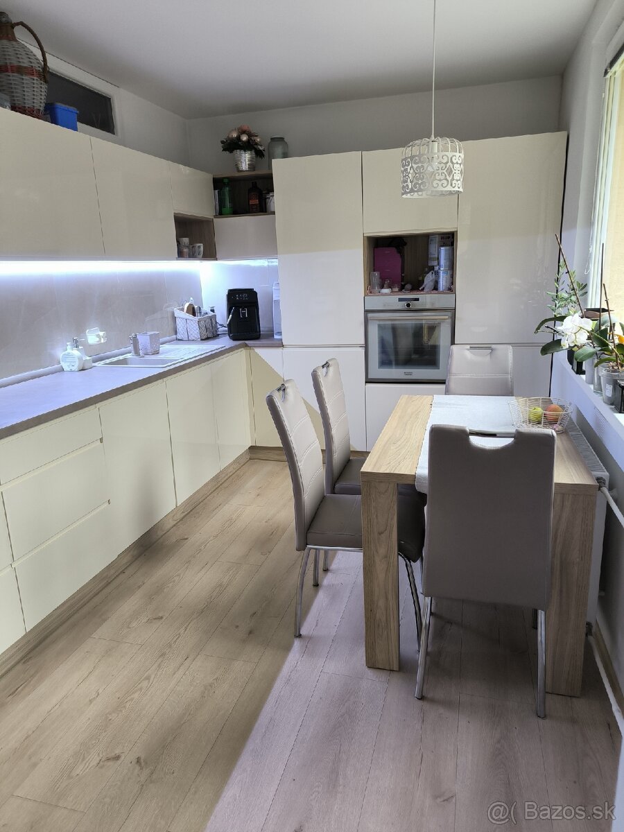 Prenájom 3-izbového bytu SNP - 10